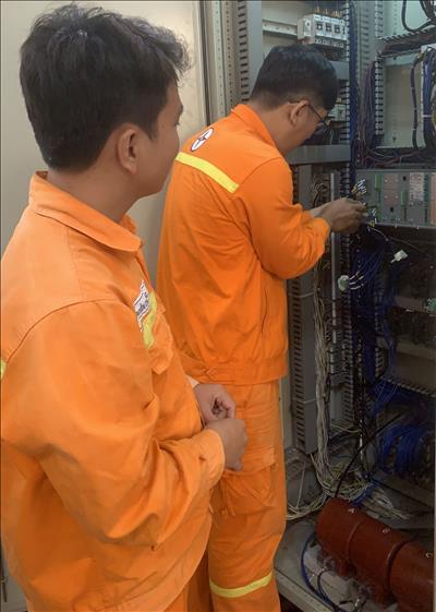 Công trình thanh niên “Thay rơ le máy cắt tụ T102 bị hư hỏng tại trạm 220kV Long Bình”