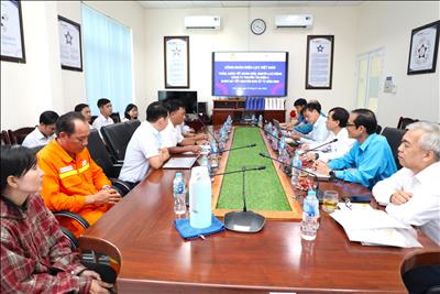 Công đoàn Điện lực Việt Nam và Công đoàn EVNNPT thăm hỏi và tặng quà người lao động Công ty Truyền tải điện 4 nhân dịp Tết Ất Tỵ 2025 