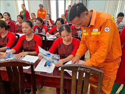 Đội Truyền tải điện Đồng Xoài tuyên truyền bảo vệ hành lang an toàn lưới điện cao áp cho người dân