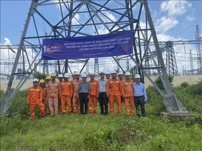 Huấn luyện công tác vệ sinh cách điện lưới điện đang mang điện bằng nước áp lực cao năm 2023