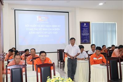 Truyền tải điện miền Tây 2 bồi huấn và sát hạch định kỳ công tác vệ sinh cách điện bằng nước áp lực cao năm 2023