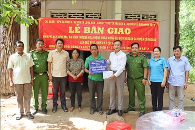 Công ty Truyền tải điện 4 trao tặng kinh phí xây nhà “Mái ấm tình thương” cho người nghèo tại Trà Vinh