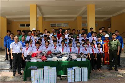 Đoàn thanh niên Công ty Truyền tải điện 4 tổ chức chương trình Tuyên truyền bảo vệ hành lang lưới điện cao áp và An sinh xã hội trên địa bàn xã Suối Ngô, huyện Tân Châu, tỉnh Tây Ninh