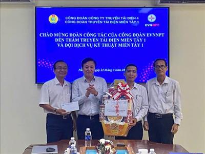 Công đoàn EVNNPT thăm hỏi, lắng nghe ý kiến và tặng quà người lao động các đơn vị khu vực miền Tây 
