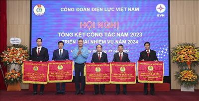 Công đoàn EVNNPT nhận Cờ thi đua của Tổng liên đoàn Lao động Việt Nam cho đơn vị hoàn thành xuất sắc nhiệm vụ năm 2023