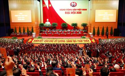 Tự hào và tin tưởng dưới lá cờ vẻ vang của Đảng, quyết tâm xây dựng một nước Việt Nam ngày càng giàu mạnh, văn minh, văn hiến và anh hùng
