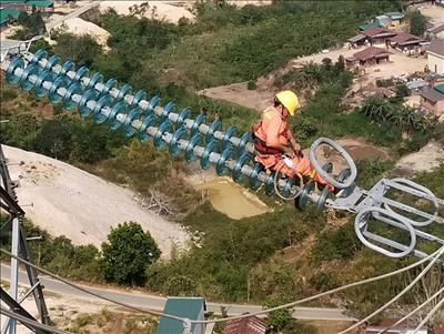 Kiểm tra, bảo dưỡng đường dây 500kV Ea Nam – Di Linh, đảm bảo truyền tải điện mùa nắng nóng