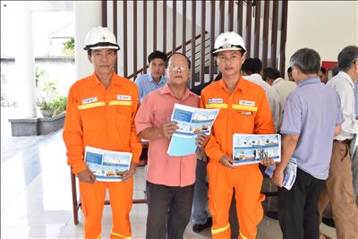 Phổ biến quy định của pháp luật về an toàn điện cho các hộ dân sinh sống gần đường dây truyền tải điện