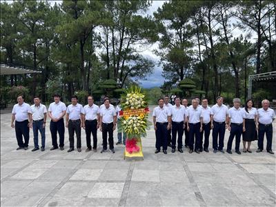 Đảng ủy Công ty Truyền tải điện 2 dâng hương tri ân anh hùng liệt sỹ tại Nghĩa trang liệt sỹ Quốc gia Trường Sơn