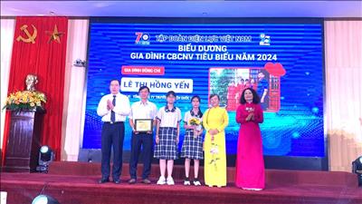 Cán bộ công nhân viên PTC4 được biểu dương Gia đình tiêu biểu cấp EVN và có con đạt giải cấp Quốc gia. 
